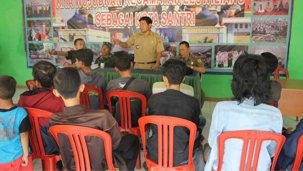 13 Orang di Bogor Dihukum Push Up karena Makan Siang Saat Puasa