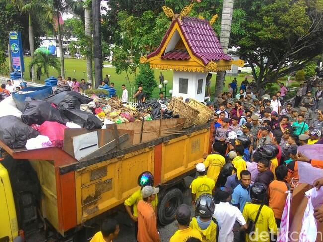 'Horor' Sampah di Pekanbaru, Petugas Kebersihan Demo Gaji Tak Cair 2 Bulan