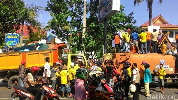 'Horor' Sampah di Pekanbaru, Petugas Kebersihan Demo Gaji Tak Cair 2 Bulan