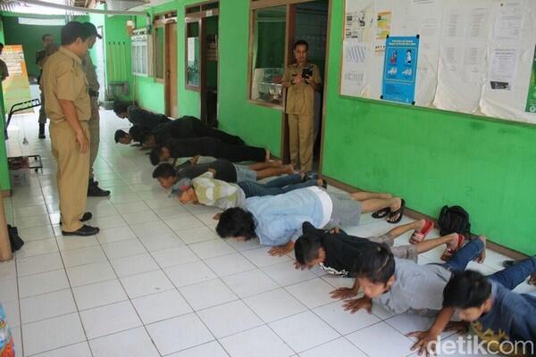 Penampakan 13 Orang Dihukum Push Up di Bogor karena Makan Siang saat Puasa