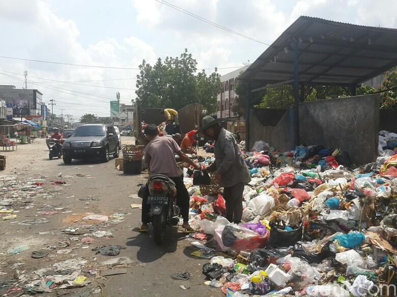 'Horor' Sampah di Pekanbaru Berlanjut, Sampah Masih Sesaki Jalan Utama