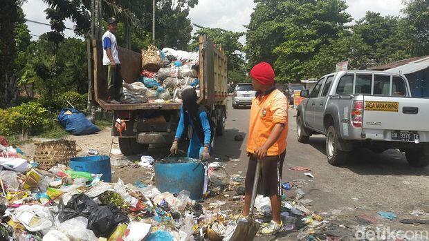 'Horor' Sampah di Pekanbaru Berlanjut, Sampah Masih Sesaki Jalan Utama