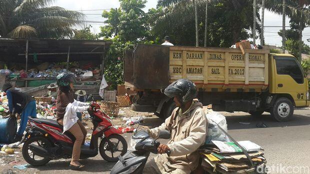 'Horor' Sampah di Pekanbaru Berlanjut, Sampah Masih Sesaki Jalan Utama