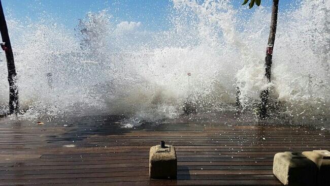 Waspada Gelombang Tinggi, Wisatawan Diimbau Tak Berenang di Pantai