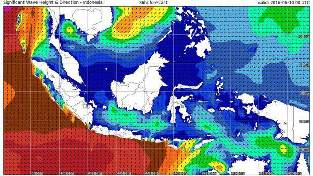 Waspada Gelombang Tinggi, Wisatawan Diimbau Tak Berenang di Pantai