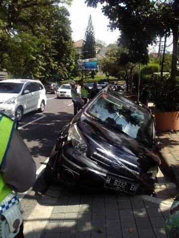 
Mobil Terios ini terperosok ke selokan gara-gara kecoak, kok bisa ya?