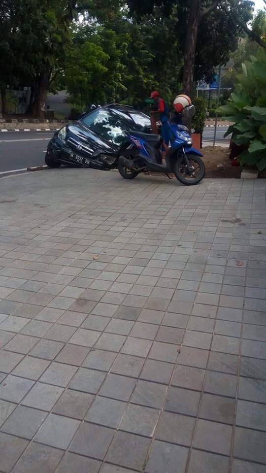 
Mobil Terios ini terperosok ke selokan gara-gara kecoak, kok bisa ya?