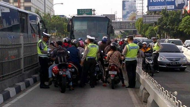 Penerobos Busway Tak Bayar Denda 500rb di Bank, STNK-nya Bakal Diblokir