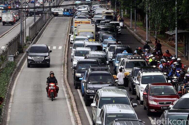 Penerobos Busway, Siap-siap Ditilang Slip Biru dengan Denda Rp 500 Ribu