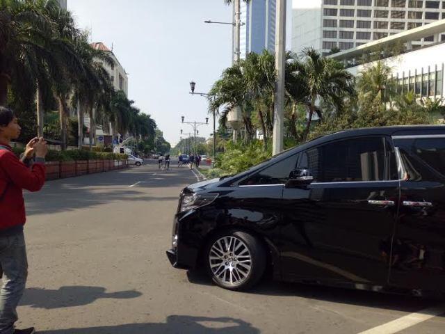 Hendak Menjemput Anggota DPR, Alphard Terobos Area CFD