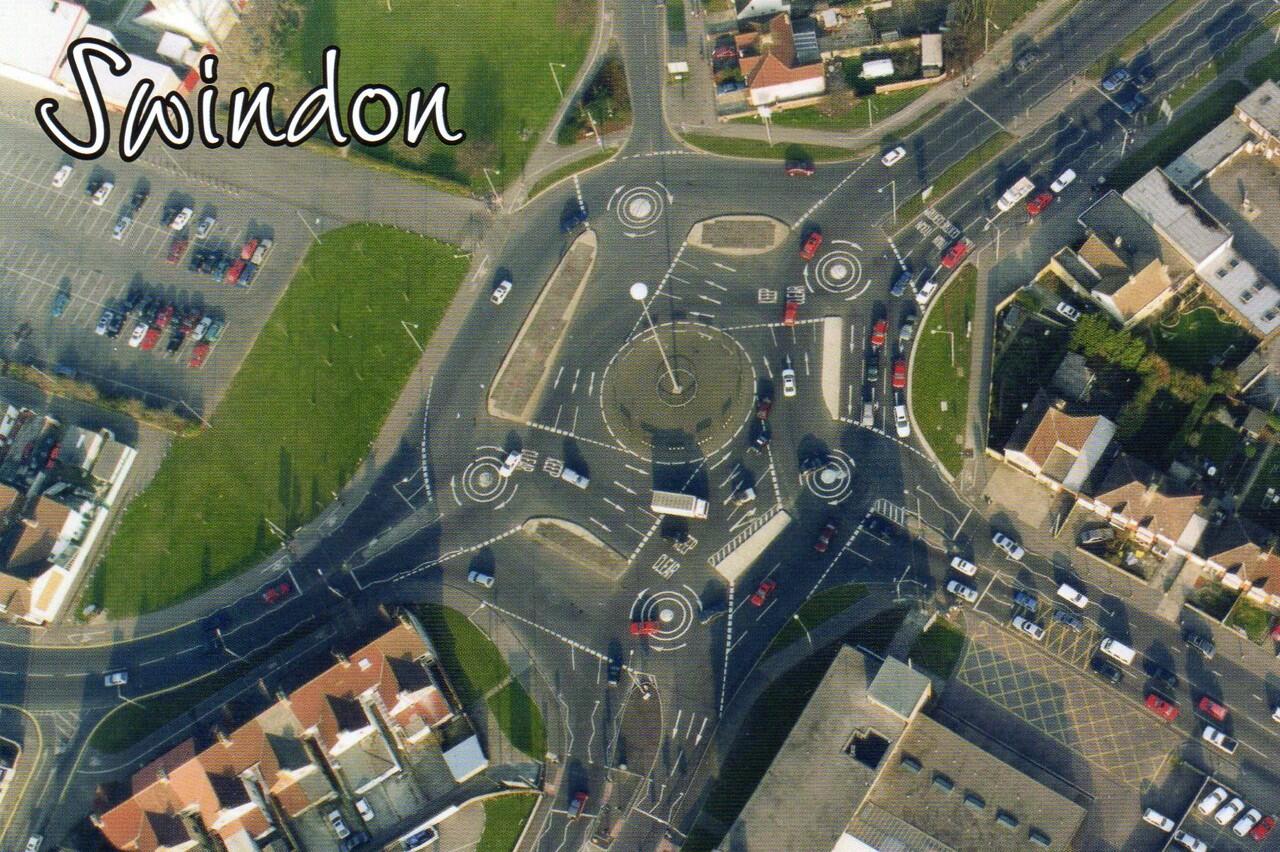 Agan Pusing Lihat Bundaran HI ? Coba The Magic Roundabout