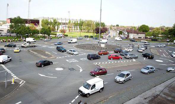 Agan Pusing Lihat Bundaran HI ? Coba The Magic Roundabout