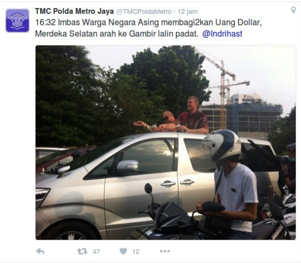Polisi: Tak Perlu Izin, Tak Masalah 2 Bule Bagikan Dolar saat Macet