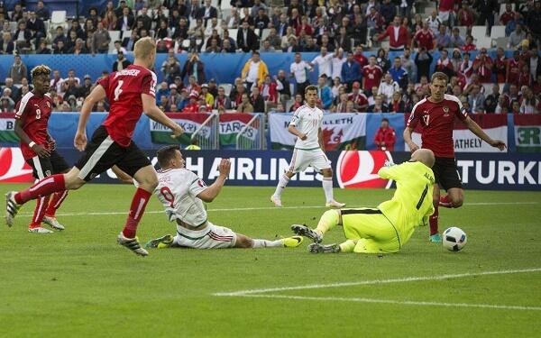 Foto Hungaria Hanguskan 10 Pemain Austria