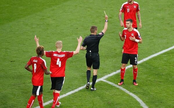 Foto Hungaria Hanguskan 10 Pemain Austria
