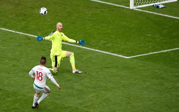 Foto Hungaria Hanguskan 10 Pemain Austria