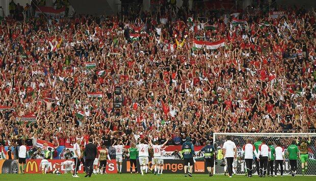 Foto Hungaria Hanguskan 10 Pemain Austria