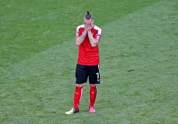 Foto Hungaria Hanguskan 10 Pemain Austria