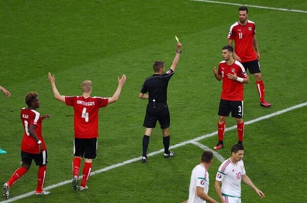 Foto Hungaria Hanguskan 10 Pemain Austria