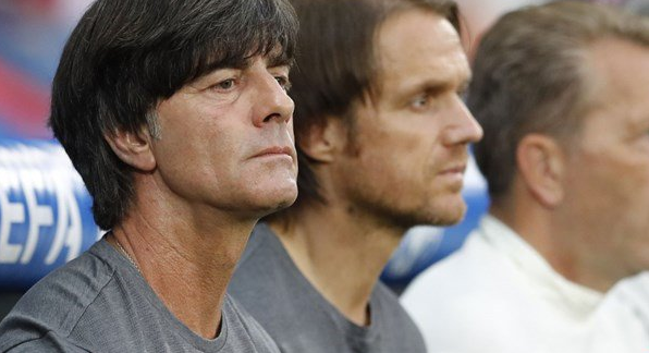 Aksi Jorok Joachim Loew tertangkap Kamera saat tanding