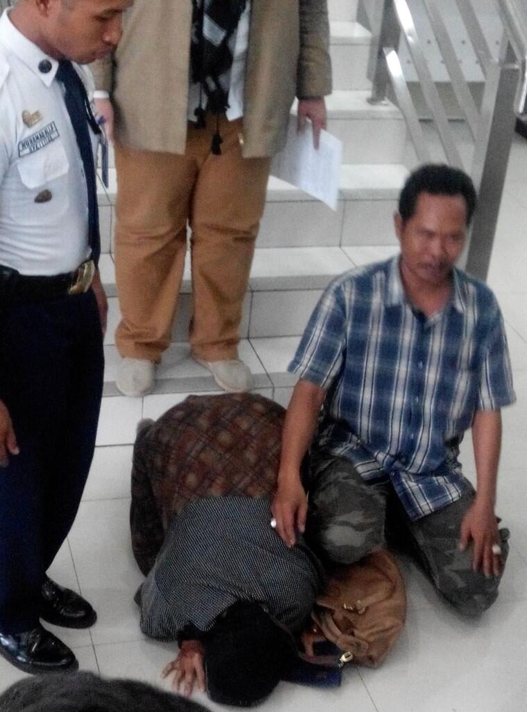 Terima Donasi Rp172 Juta, Saeni Sujud Syukur dan Minta Maaf pada Umat Islam