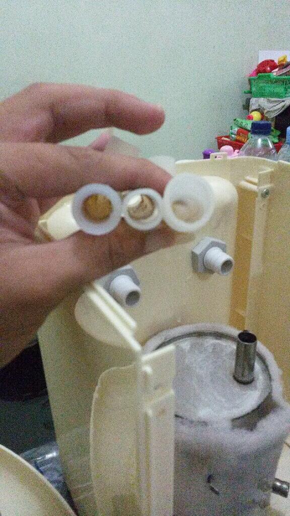 membersihkan bakteri di mini dispenser