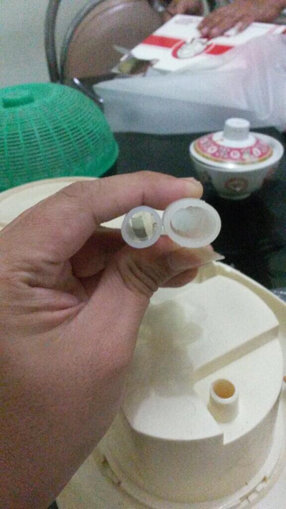 membersihkan bakteri di mini dispenser