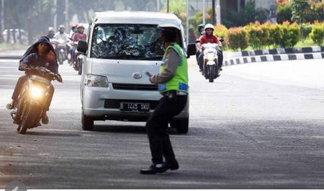 Aksi Pengendara Motor Nekat Hindari Razia