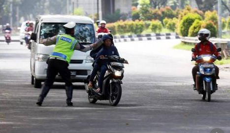 Aksi Pengendara Motor Nekat Hindari Razia
