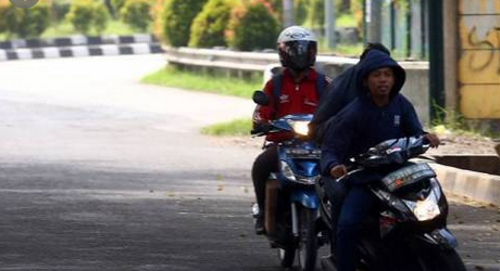Aksi Pengendara Motor Nekat Hindari Razia