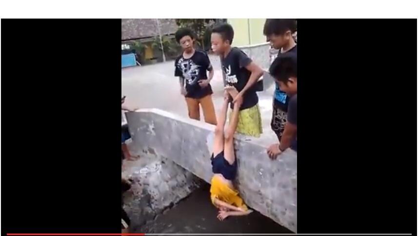 Gimana Perasaan Lu Kalo Adek Lu di Perlakuin Kayak Gini (so sad) :mewek