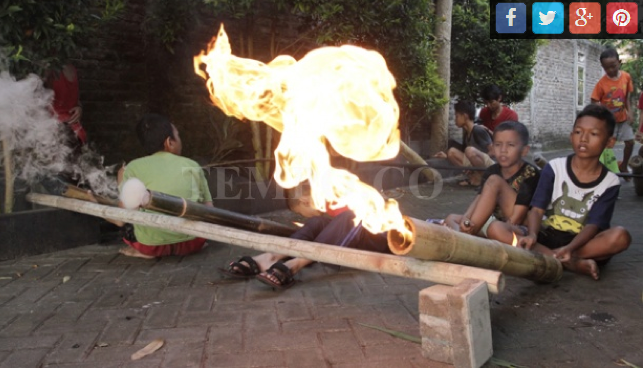 Ngeriii....Tunggu buka Puasa, Anak-anak (dibiarkan) main permainan berbahaya