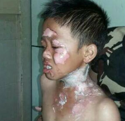 Ngeriii....Tunggu buka Puasa, Anak-anak (dibiarkan) main permainan berbahaya