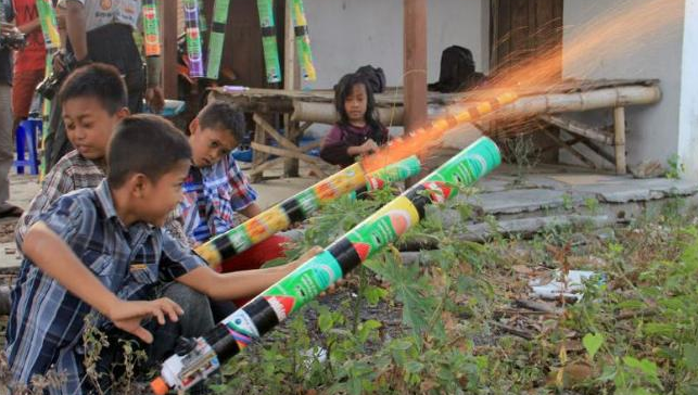 Ngeriii....Tunggu buka Puasa, Anak-anak (dibiarkan) main permainan berbahaya