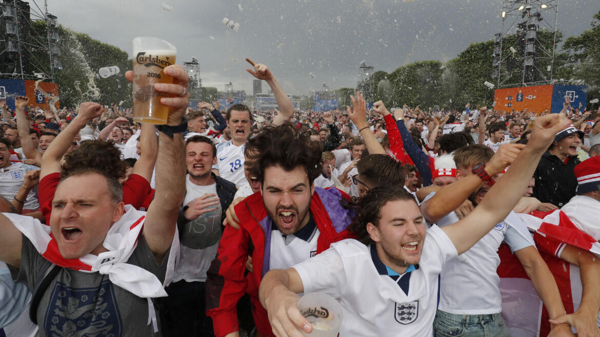 Kehebohan Fans Inggris di Prancis Merayakan Kemenangannya atas Wales (+Video)