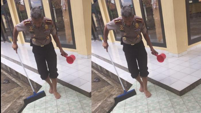 Kapolresta Palembang Bersihkan Sendiri Lantai Masjid di Mapolresta