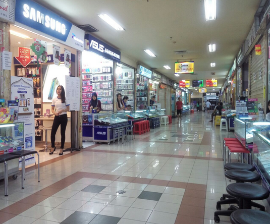 Mall ini tetap sepi, karena banyak Belanja Online