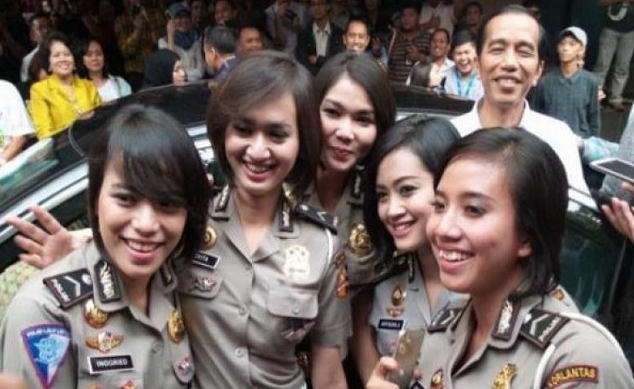 Lesbi Undercover: Ngaku Laki-Laki, Minta Gambar Vulgar Polwan