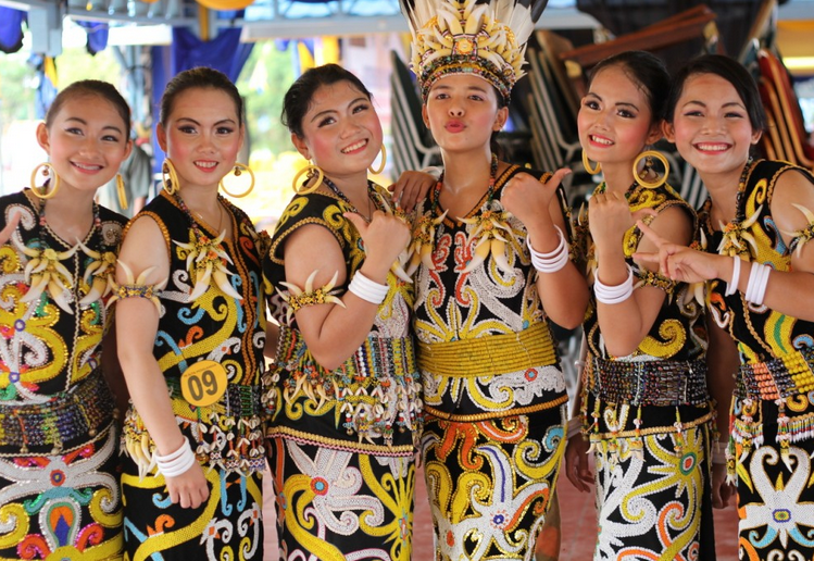 Cantik Dan Sederhananya Gadis Dayak Kalimantan 