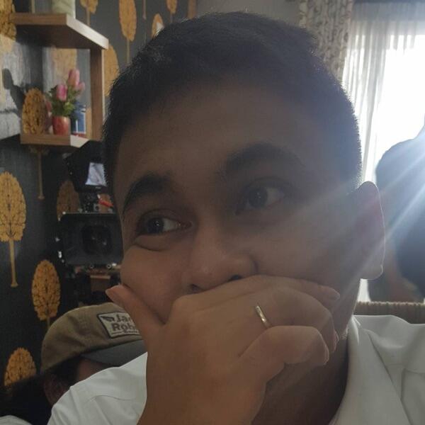 Pamer Cincin, Raditya Dika Tunangan?