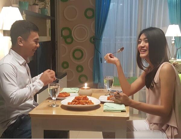Pamer Cincin, Raditya Dika Tunangan?