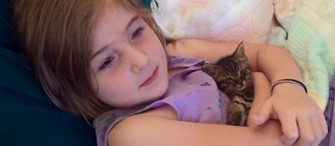 Gadis Kecil Selamatkan Anak Kucing Cyborg, Dan Kini Mereka Tak Terpisahkan