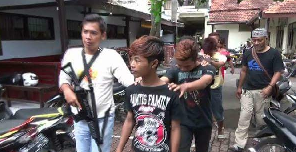 Polisi bebaskan remaja yang duduk dan injak Alquran