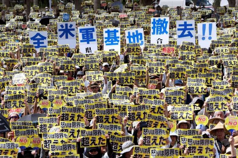 poor american ..Warga Jepang Protes Pangkalan AS di Okinawa
