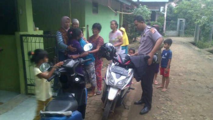 Motornya Kehabisan Bensin, Bocah Ini Mewek Dijalanan