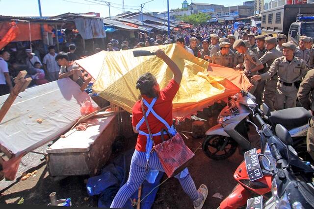 Ngeri! Ibu Pedagang Kaki Lima Acungkan Golok ke Satpol PP
