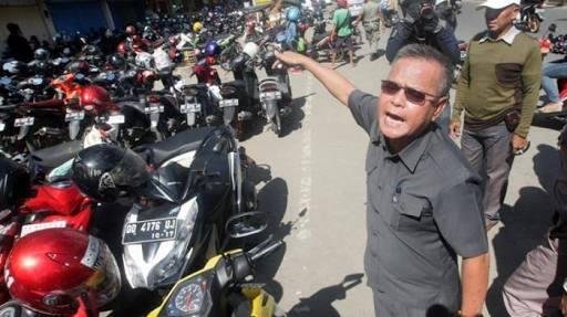 Oknum Aparat Diduga Bekingi Parkir Liar Sekitaran Mal