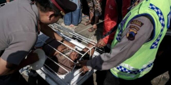 Unik! Langgar Lalu Lintas, Dihukum Masuk Keranda Jenazah