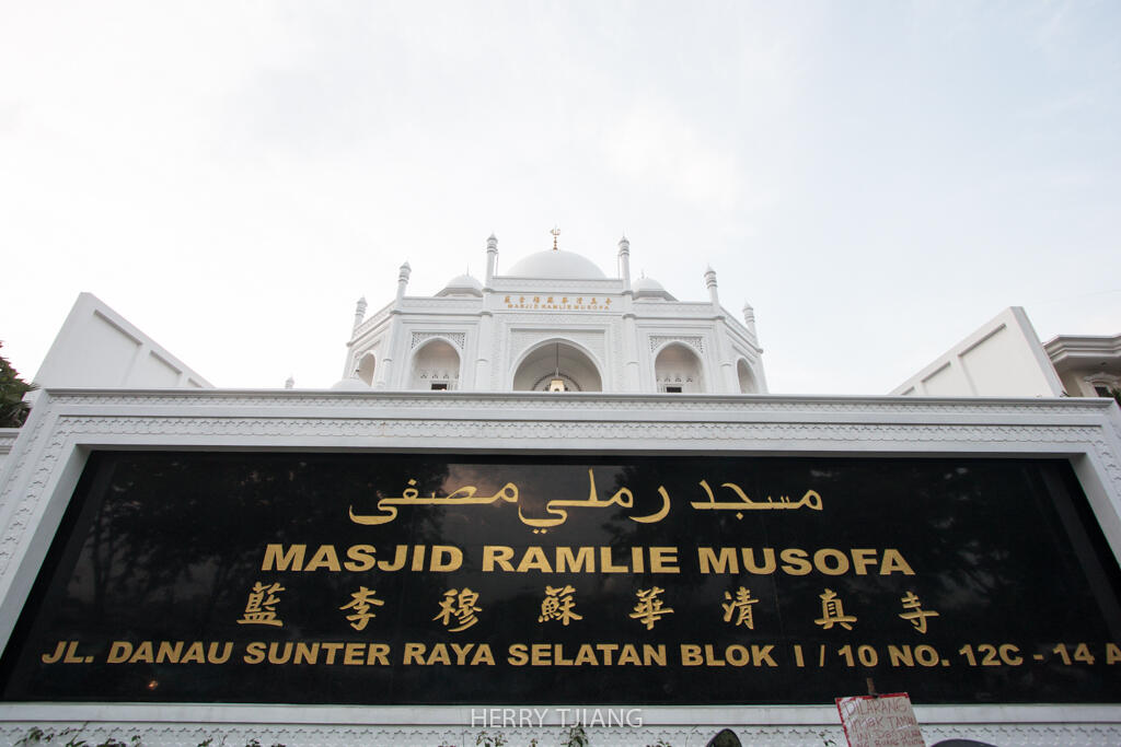 Masjid Ramlie Musofa - Masjid putih dengan design mirip taj mahal