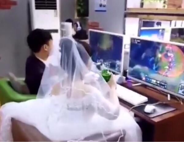 Pengantin Baru Gelar Malam Pertama Di Warnet Maen Game